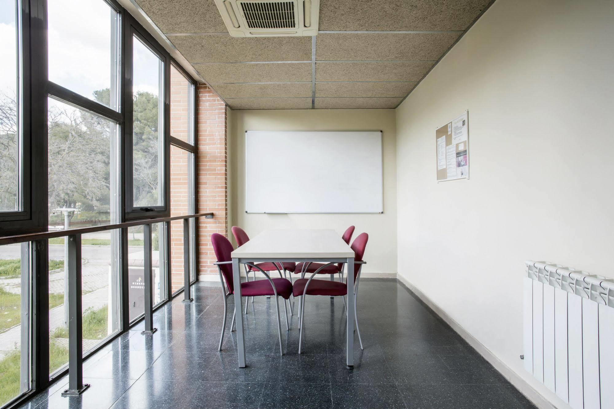 Residencia Universitaria Resa Giner De Los Rios الكالا ذي إِناريس المظهر الخارجي الصورة